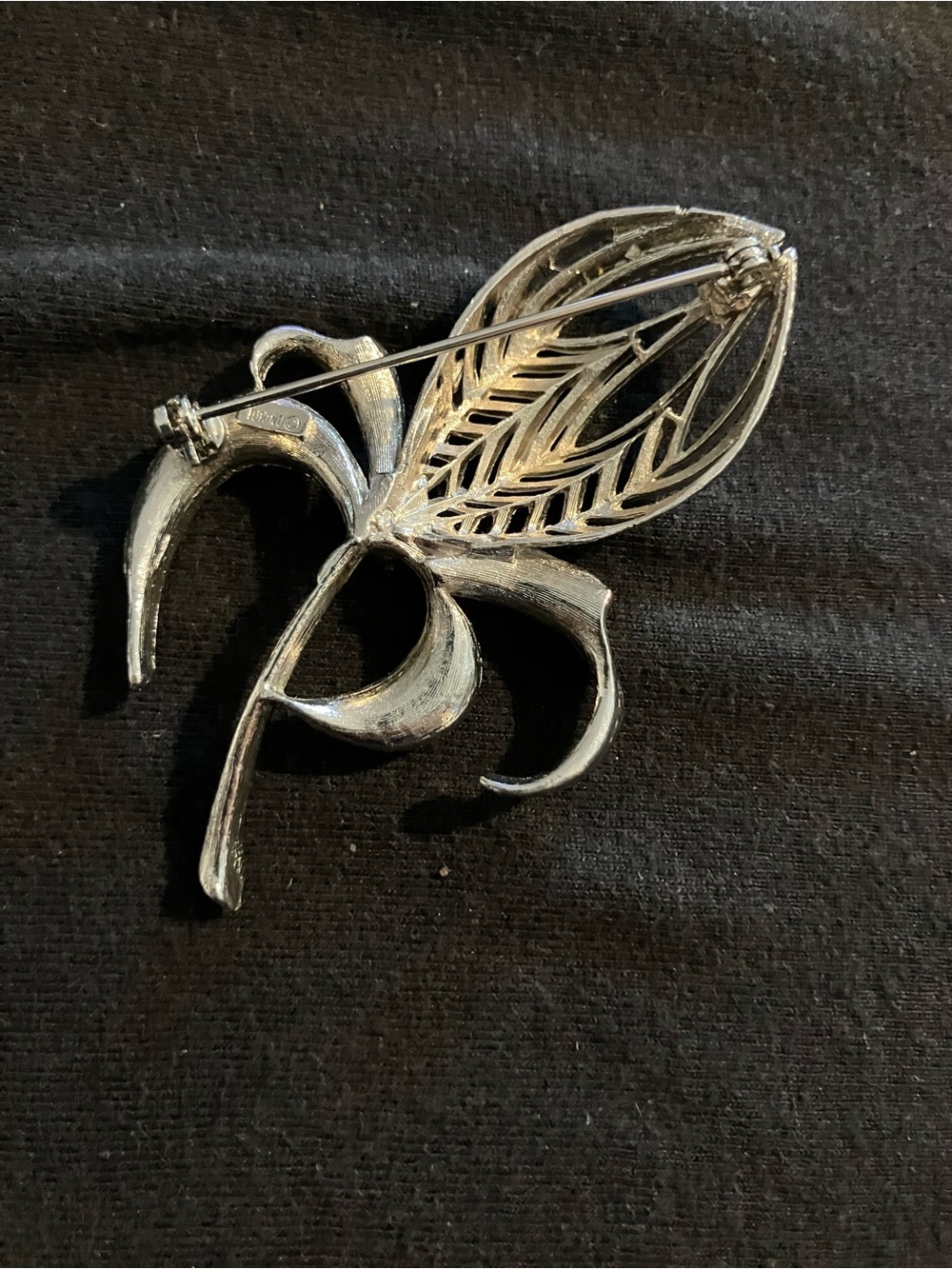 Elegant Silver-Tone Leaf & Fleur Brooch - Classic Women's Accessory - Picture 3 of 6